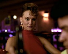 Stacy Carroll interpreta Suzanne Dorn