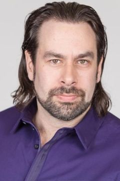 Tyhr Trubiak interpreta Uniformed Policeman