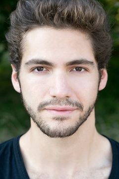 Zed Josef interpreta Adam Snir