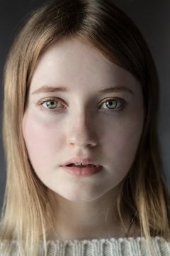 Fern Deacon interpreta Hazel