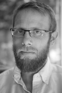 Christian Jensen interpreta Bar Guy