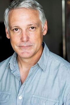 Paul Keany interpreta St. Regis Butler