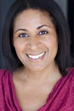 Ora Jones interpreta Mrs. Gwynn