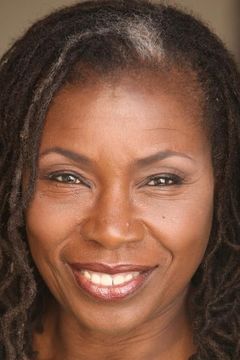Joyce Guy interpreta Principal Compton