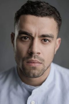 Nathan Welsh interpreta Musca