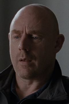 Ross Brewster interpreta Gavin Maloney