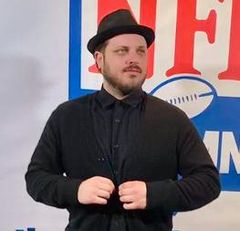 Justin Nesbitt interpreta Lindy