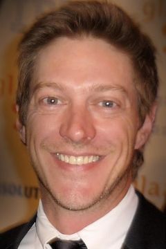 Kevin Rahm interpreta Lee McDermott