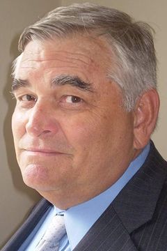 Richard Council interpreta Judge David Breck