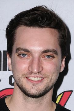 Richard Harmon interpreta Andrew Breen