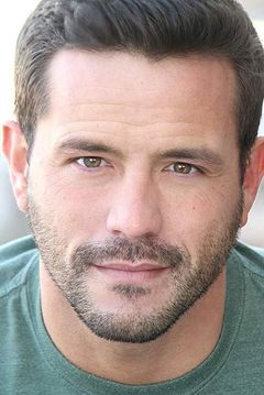 Brooks Ryan interpreta Richard Bogan
