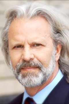 Peter Sattmann interpreta Andrew Taylor