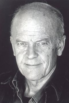 Michael Byrne interpreta Coroner