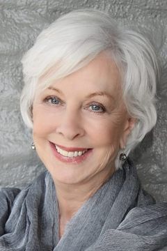 Christina Pickles interpreta Caroline Montague