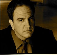 Kenneth Stephens interpreta Chuck (uncredited)