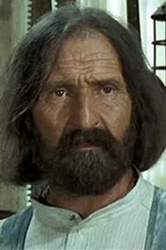 Osiride Pevarello interpreta James Henchman (uncredited)