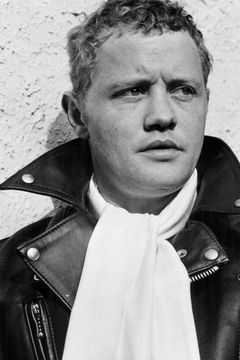 Dudley Sutton interpreta Hoherpriester