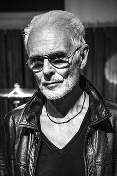 Michael Des Barres interpreta Williams