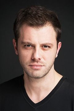 Yusuf Akgün interpreta Alper