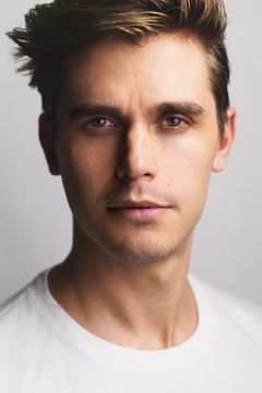 Antoni Porowski interpreta Sebastian