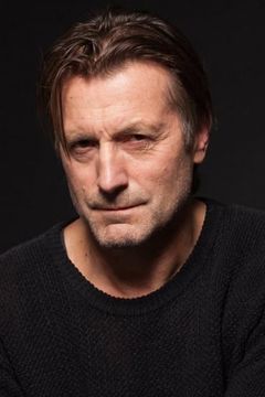 Gregory Hlady interpreta General Petrov