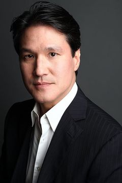 Philip Moon interpreta Lee