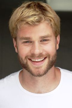 John Budge interpreta Tracen