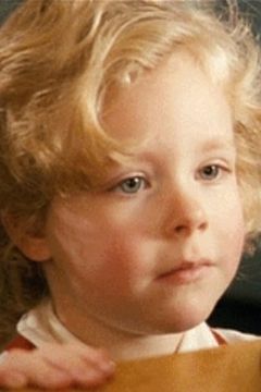Evelyn Lennon interpreta Susie Salmon (aged 3 years)