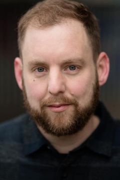 David Emmings interpreta Grave Policeman