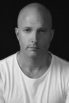 Christopher Murphy interpreta Paul (uncredited)