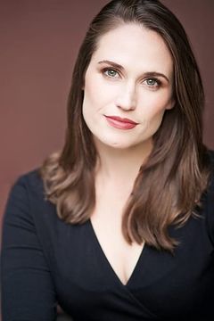 Scarlett Redmond interpreta Beth