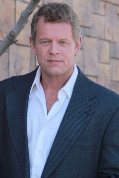 Chriss Anglin interpreta Armed Sailor (uncredited)