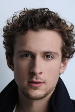 Liam Leone interpreta Troy