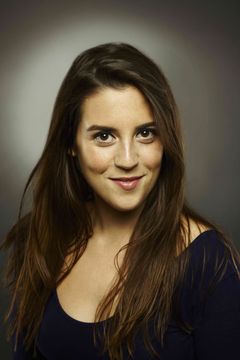Camille Ucan interpreta Café Waitress