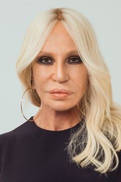 Donatella Versace interpreta Herself