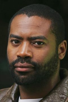 Nicholas Pinnock interpreta Frank Sutter