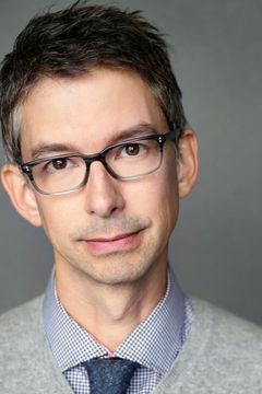 Todd Aaron Brotze interpreta Passing Suit