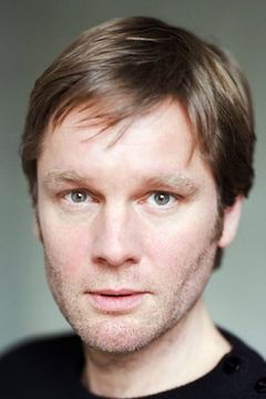 Kai Ivo Baulitz interpreta Lieutenant