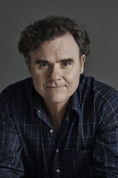 Darren Gilshenan interpreta Dr. Lyle Fairley