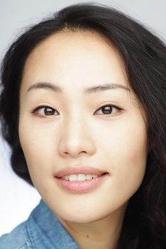 Mina Kweon interpreta Korean Train Passenger