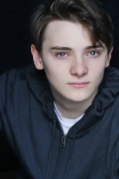 Louis Davison interpreta Victor Buntley