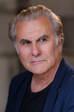 Oliver Cotton interpreta Simon Stagg