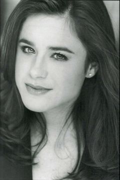 Heather Maristella interpreta Beverly Hills Hotel Hostess