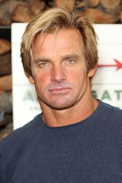Laird Hamilton interpreta Troy Cook