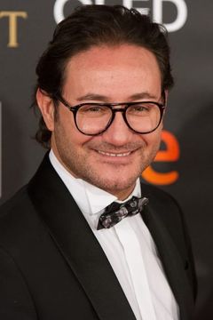 Carlos Santos interpreta Emilio