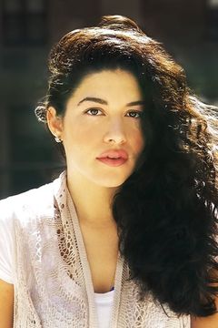 Stephanie Andujar interpreta Cashier