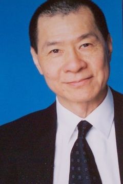 Simon Sinn interpreta Fong