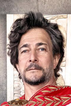 Peter Winfield interpreta Roman Senator / General Acasius (uncredited)