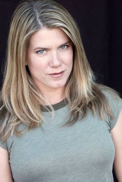 Becky Wahlstrom interpreta Erica