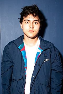 Brandon Wardell interpreta Joe Valencia Jr.